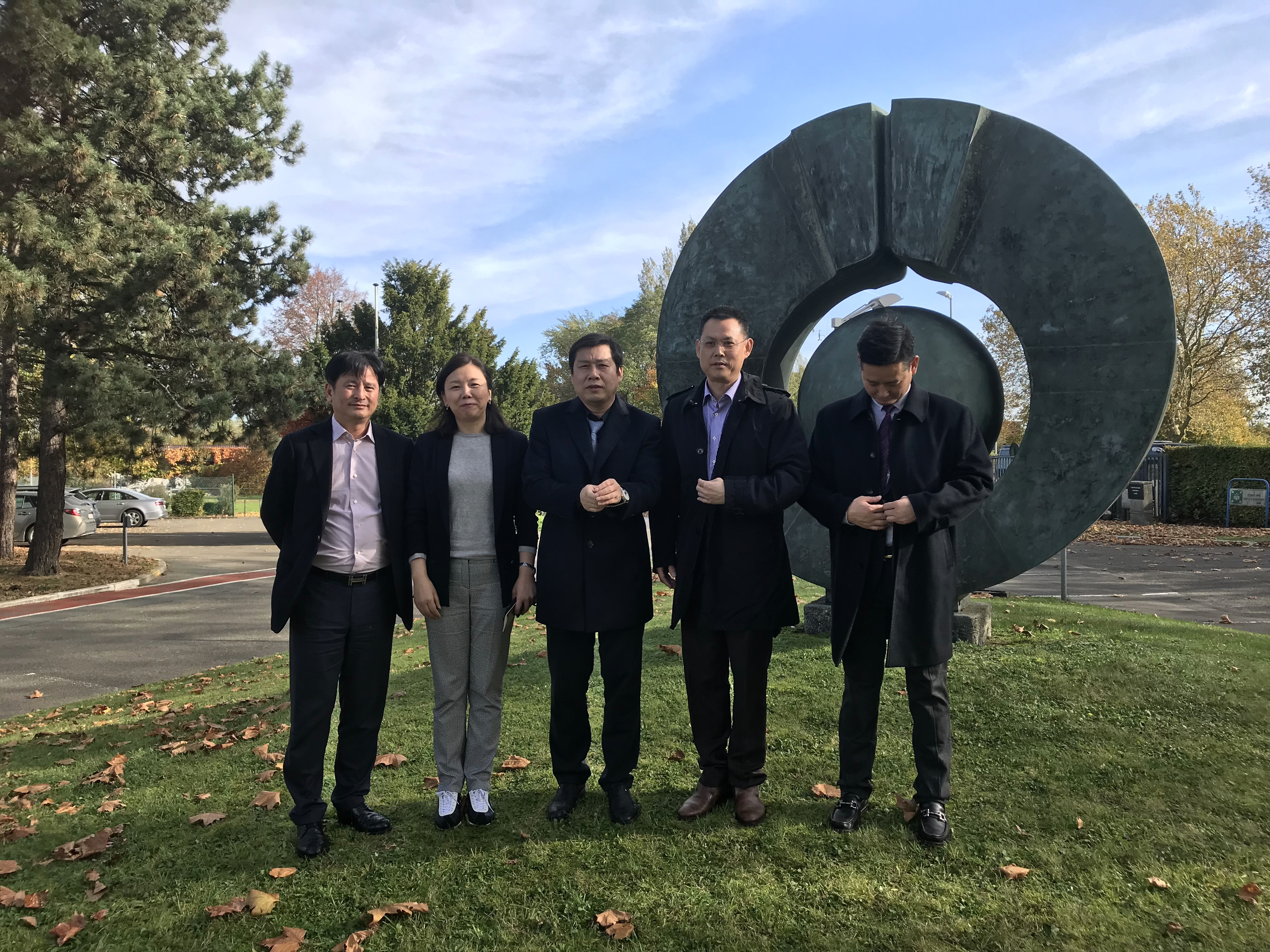 代表团、CBTC和联合会领导在中比科技园区智慧谷合影